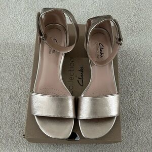 Clarks Caroleigh Anya Gold Metallic Women’s Shoes Size 8 Medium